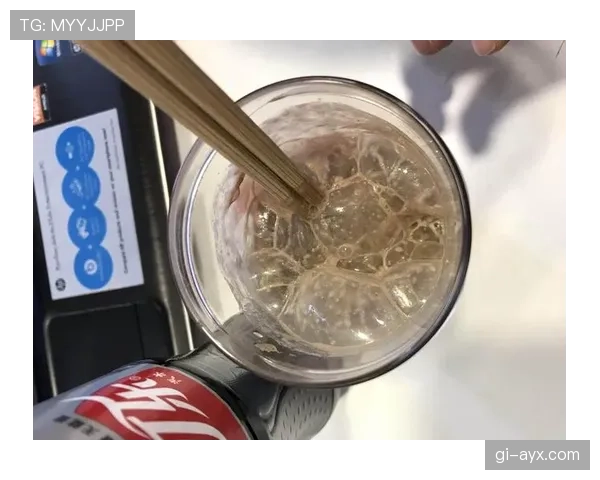 陈艺文家的冰箱里塞满了蛋白粉，连饮料都按克算